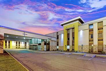 هتل La Quinta Inn & Suites By Wyndham Detroit Metro Airport