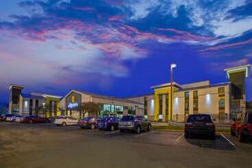 هتل La Quinta Inn & Suites By Wyndham Detroit Metro Airport