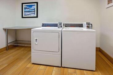 هتل La Quinta Inn & Suites By Wyndham Detroit Metro Airport