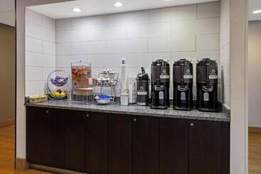 هتل La Quinta Inn & Suites By Wyndham Detroit Metro Airport