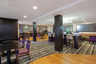 هتل La Quinta Inn & Suites By Wyndham Detroit Metro Airport