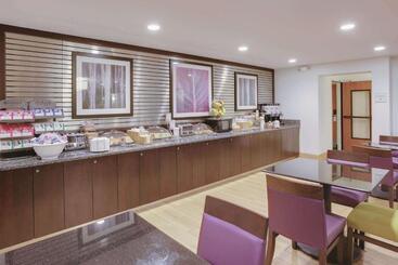 هتل La Quinta Inn & Suites By Wyndham Detroit Metro Airport