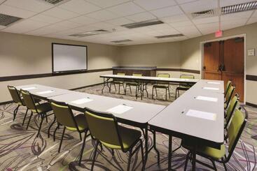 هتل La Quinta Inn & Suites By Wyndham Detroit Metro Airport