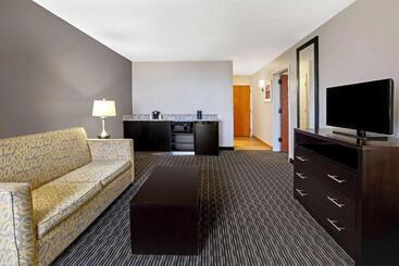 هتل La Quinta Inn & Suites By Wyndham Detroit Metro Airport