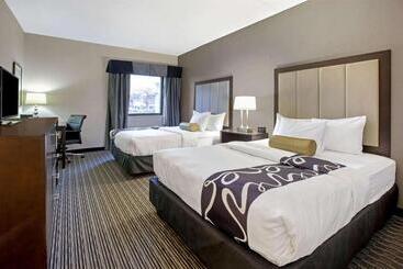 هتل La Quinta Inn & Suites By Wyndham Detroit Metro Airport