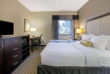 هتل La Quinta Inn & Suites By Wyndham Detroit Metro Airport