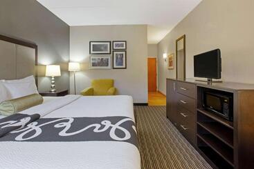 هتل La Quinta Inn & Suites By Wyndham Detroit Metro Airport