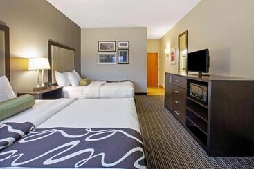 هتل La Quinta Inn & Suites By Wyndham Detroit Metro Airport