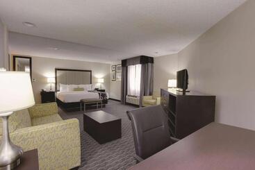 هتل La Quinta Inn & Suites By Wyndham Detroit Metro Airport