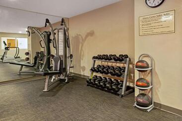 هتل La Quinta Inn & Suites By Wyndham Detroit Metro Airport
