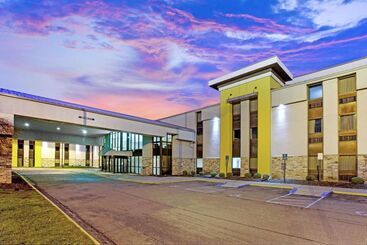 هتل La Quinta Inn & Suites By Wyndham Detroit Metro Airport