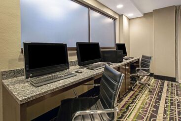 هتل La Quinta Inn & Suites By Wyndham Detroit Metro Airport
