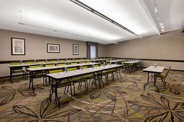 هتل La Quinta Inn & Suites By Wyndham Detroit Metro Airport
