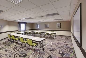 هتل La Quinta Inn & Suites By Wyndham Detroit Metro Airport