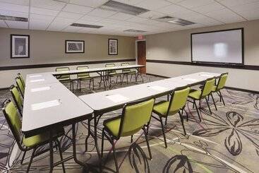 هتل La Quinta Inn & Suites By Wyndham Detroit Metro Airport