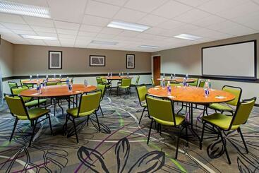 هتل La Quinta Inn & Suites By Wyndham Detroit Metro Airport