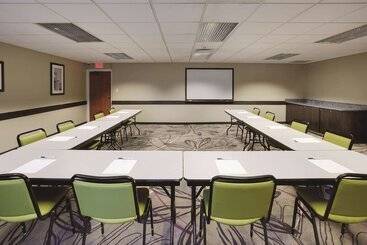 هتل La Quinta Inn & Suites By Wyndham Detroit Metro Airport