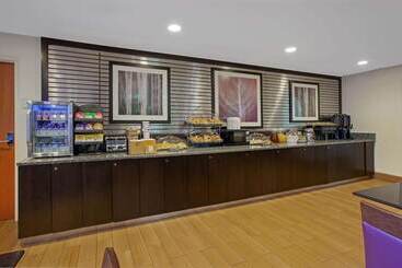 هتل La Quinta Inn & Suites By Wyndham Detroit Metro Airport