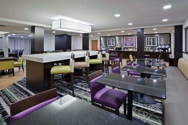 هتل La Quinta Inn & Suites By Wyndham Detroit Metro Airport