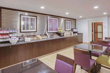 هتل La Quinta Inn & Suites By Wyndham Detroit Metro Airport