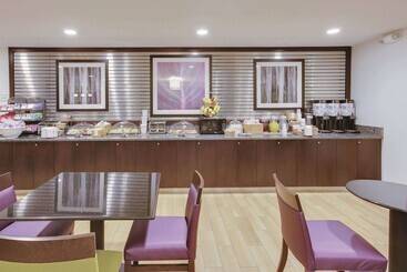 هتل La Quinta Inn & Suites By Wyndham Detroit Metro Airport