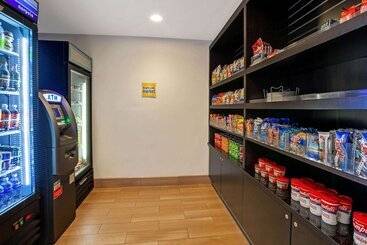هتل La Quinta Inn & Suites By Wyndham Detroit Metro Airport