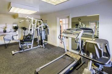 هتل Quality Inn Tanglewood
