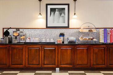 هتل Red Lion Inn & Suites Hattiesburg