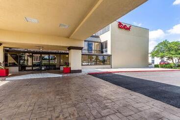 هتل Red Roof Inn Plus & Suites Houston   Iah Airport Sw