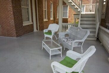 هتل The Guest House Historic Mansion