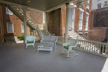 هتل The Guest House Historic Mansion