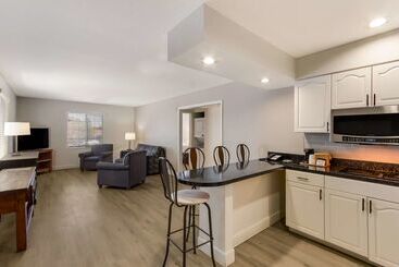 Surestay Plus Hotel By Best Western Tempe University