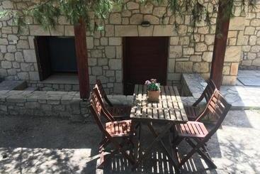 Pyrgos Ralli Estate Apartments And Suites