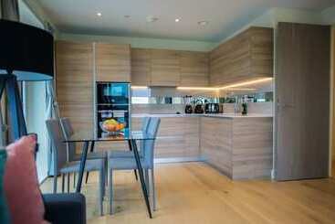 Thames View 2 Bed Apartment With Balcony