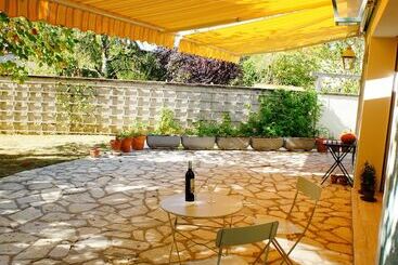 تختخواب و صبحانه La Maison Verte