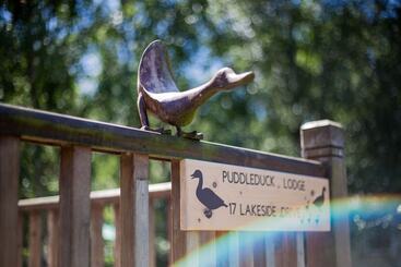 Felmoor Lodge   Sleeps 4, Hot Tub & Parking