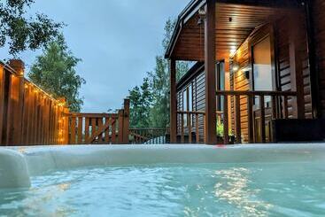 Felmoor Lodge   Sleeps 4, Hot Tub & Parking