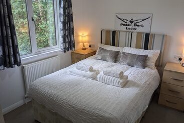 Felmoor Lodge   Sleeps 4, Hot Tub & Parking