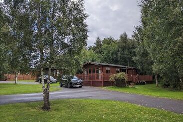 Felmoor Lodge   Sleeps 4, Hot Tub & Parking