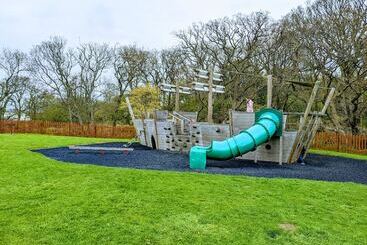 Felmoor Lodge   Sleeps 4, Hot Tub & Parking