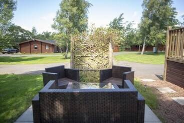 Felmoor Lodge   Sleeps 4, Hot Tub & Parking