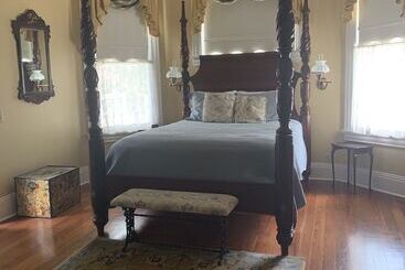 تختخواب و صبحانه Dr. Phillips House