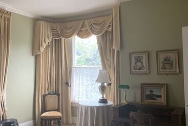 تختخواب و صبحانه Dr. Phillips House