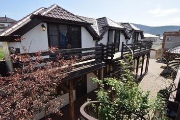پانسیون Sadorini Guest House
