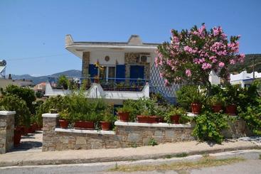דירות לתיירים Traditional Summer House In Marmari