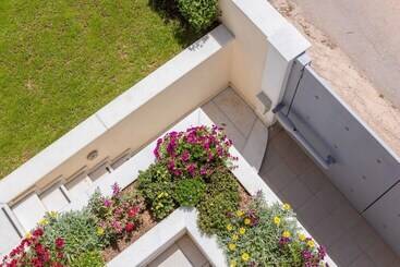 Bright & Spacious Two Floor Family Garden Home