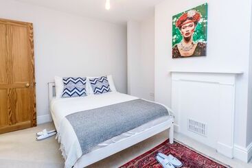 The Modern Classic   Contemporary & Elegant 3bdr Home