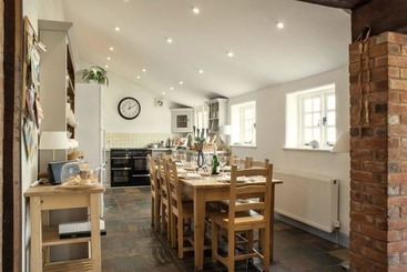 Elliotts Barns