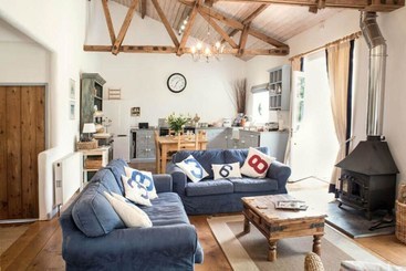 Elliotts Barns