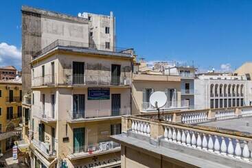 آپارتمانهای توریستها Sidewalk Apartment